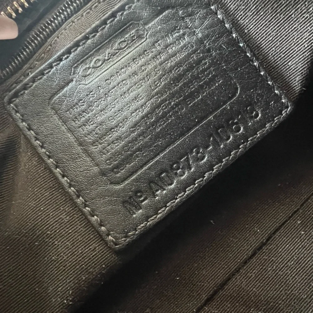 COACH SIGNATURE
Canvas/leather/metal strap.
Great condition. Measures at 12"x9". - Picture 3 of 6